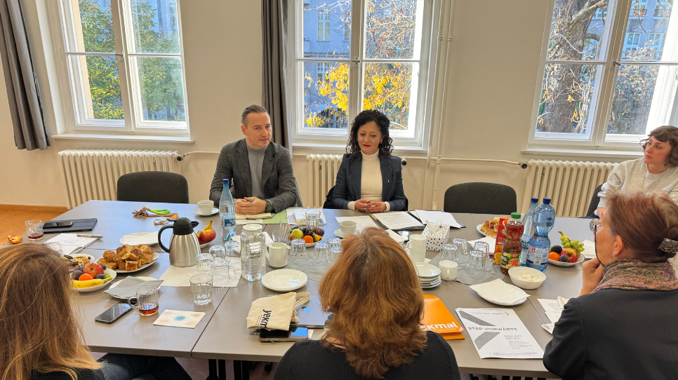 Familienzentrum Rengîn/20251020/Besuch von Senatorin Cansel Kiziltepe bei Yekmal e- V (6).png